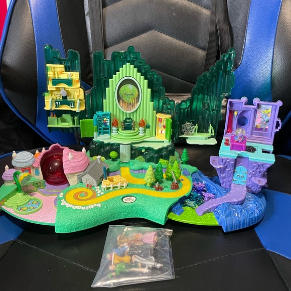 2001 Wizard Of Oz Polly Pocket Emerald City Play Set Display WITH MINIATURES